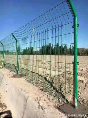双边丝护栏网施工时应该注意什么呢
